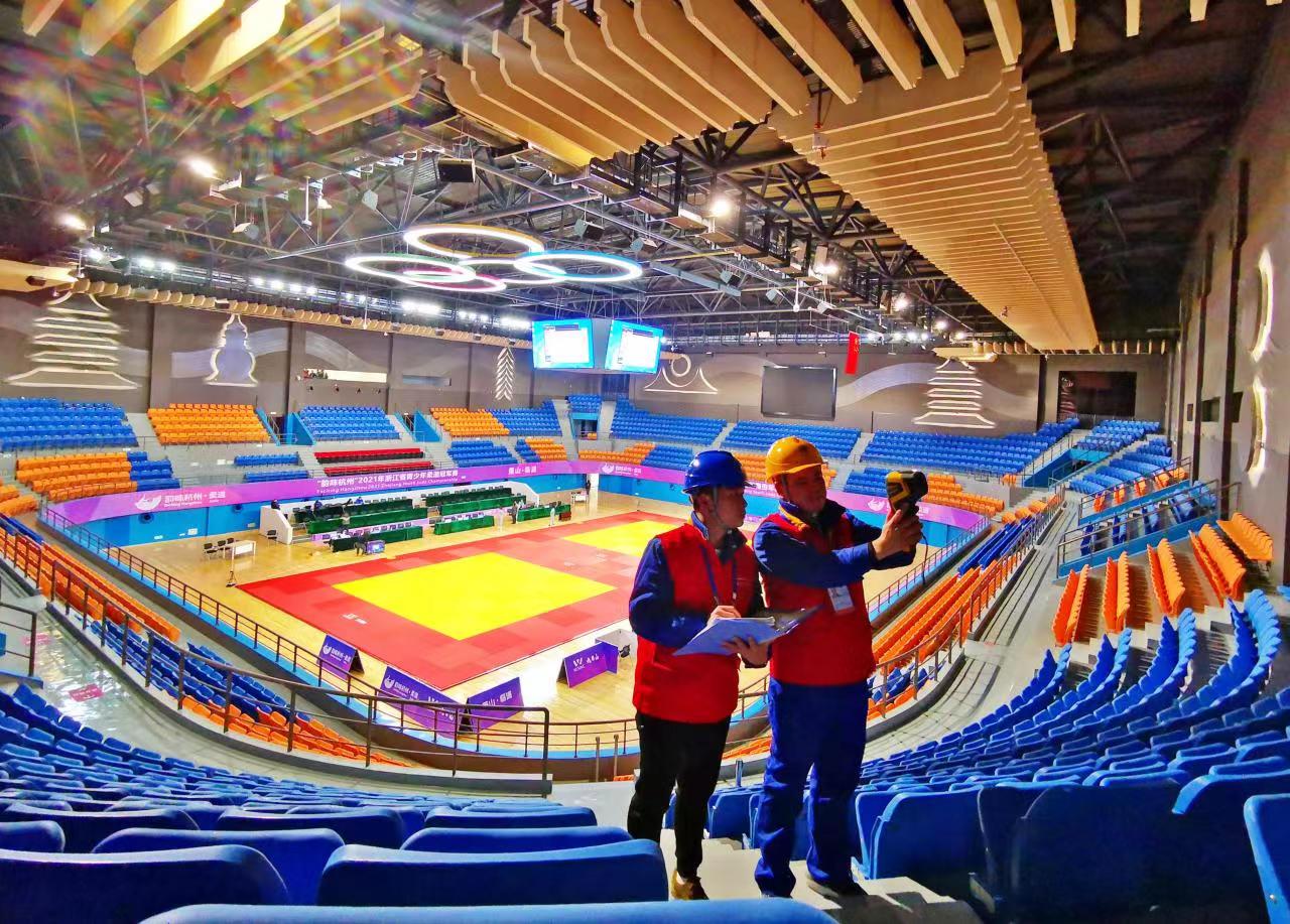 公司员工对杭州2022年亚运会柔术比赛场馆电力设备进行隐患排查.jpg
