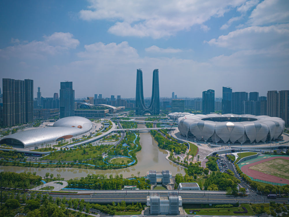 这是杭州奥体中心体育馆和游泳馆（左）与杭州奥体中心体育场（2023年4月26日摄，无人机照片）。新华社记者 江汉 摄.jpg